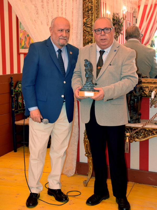  Paco Molina entrega esculturas a personalidades destacadas en el broche final de la Feria de Sevilla