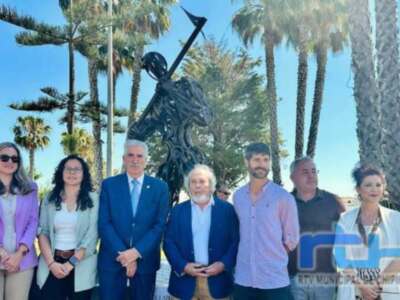 El Ayuntamiento de Chipiona coloca en una rotonda la escultura ‘El Labrador’ donada por el artista Manuel Sánchez Quirós