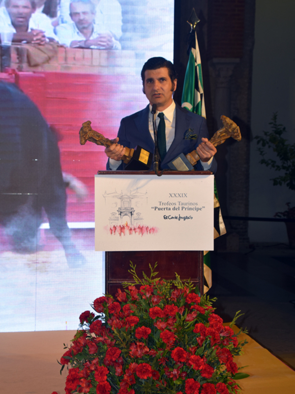  Morante de la Puebla, doblemente premiado en una noche de arte y torería