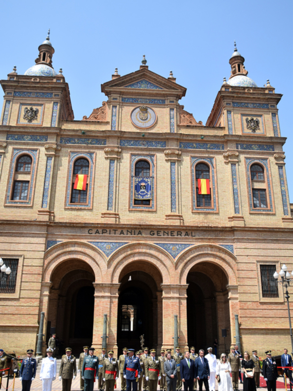 Sevilla rinde homenaje a los caídos con un solemne izado de bandera en la Capitanía General