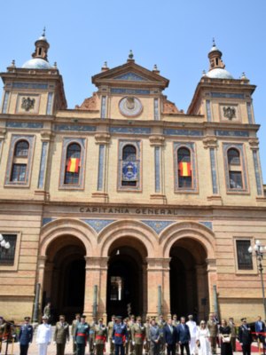 Sevilla rinde homenaje a los caídos con un solemne izado de bandera en la Capitanía General