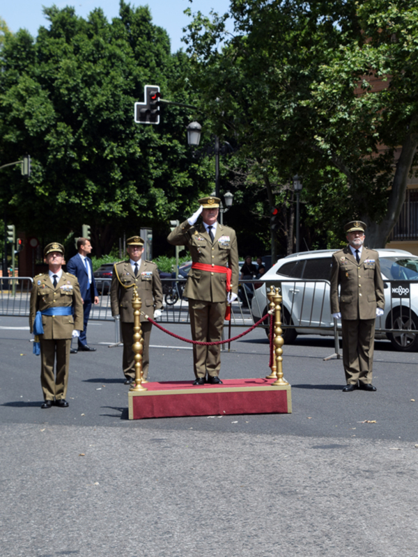  El Teniente General Melero Claudio preside un emotivo acto militar en Sevilla