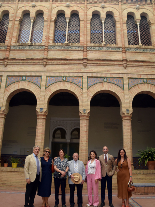  Amigos de la Capa de Sevilla culminan el curso con cultura, historia y camaradería en el Parque de María Luisa