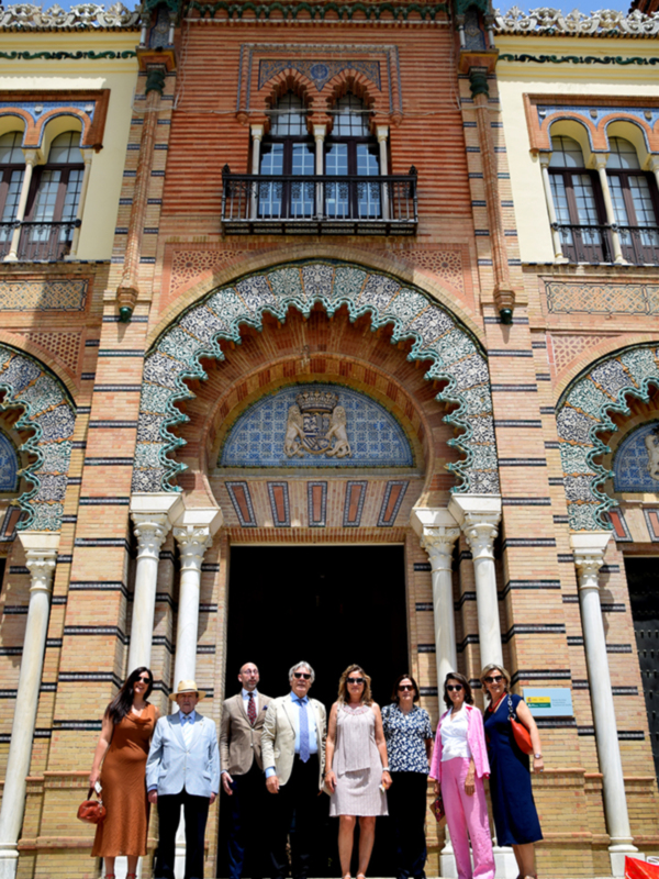  La elegancia de la capa española vuelve a lucirse en Sevilla en una jornada cultural y de convivencia