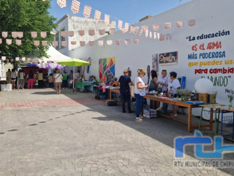 Un mercadillo solidario ha recaudado hoy fondos para la Asociación contra el cáncer en el Centro de Adultos de Chipiona   