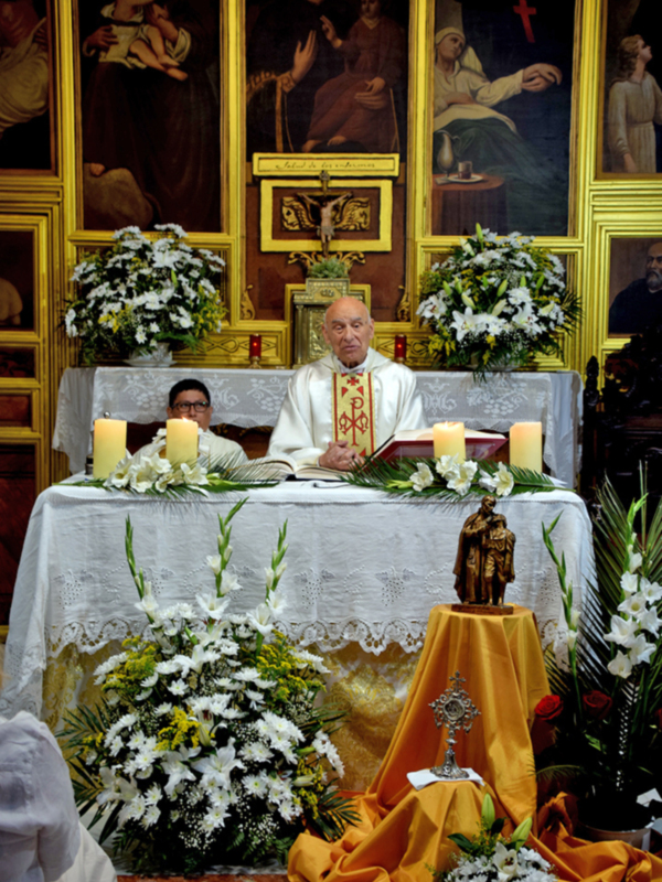 El Padre Zurbano conmemora seis décadas de ministerio con una emotiva eucaristía en Sevilla