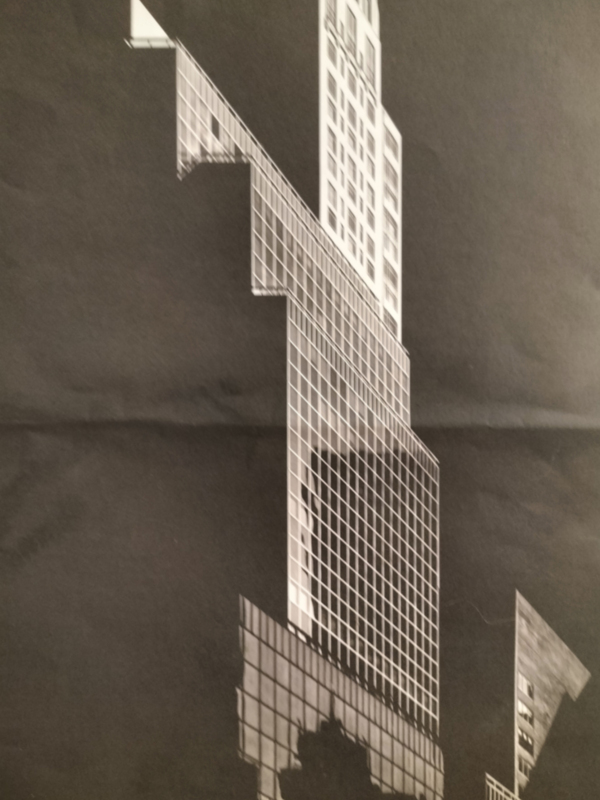 Comentario a una fotografía de José Conceptes “El eco vertical de la sombra”, incluida en el Nº 232 de la revista “Mercurio” (Junio 2025)