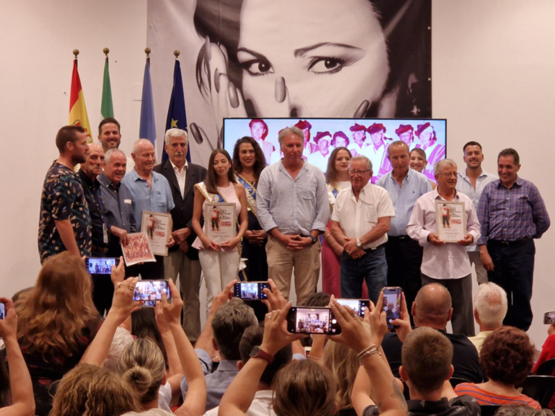 La comparsa ‘Aires Bandoleros’ de ‘El Chusco’ recibe el homenaje por el cumplimiento del 50 aniversario de su paso por el Falla