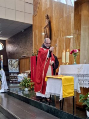  Devoción y patria, la Orden Cívico-Militar entrega una enseña nacional al Santuario franciscano