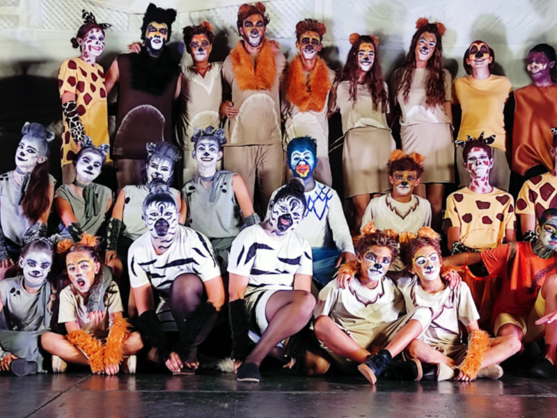 Espectacular musical del Rey León, ofrecido por jóvenes actores, para peregrinar a Roma con el Papa León XIV.