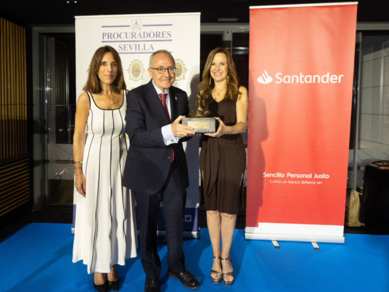 El Colegio de Procuradores de Sevilla distingue al ex juez decano, Francisco Guerrero, con el Premio “Ascensión García Ortiz”