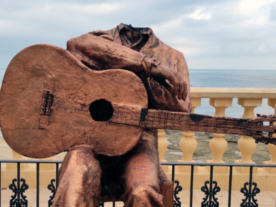 El vandalismo llega a Chipiona destrozando la escultura de “Manolo Sanlúcar “por segunda vez