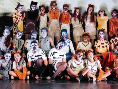 Espectacular musical del Rey León, ofrecido por jóvenes actores, para peregrinar a Roma con el Papa León XIV.