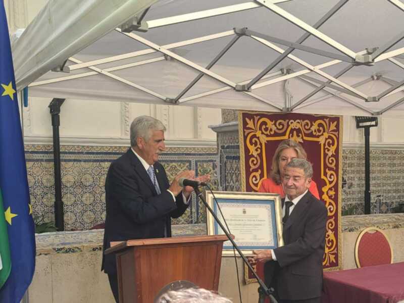 El Ayuntamiento reconoce como hijo predilecto a Amalio González y entrega la Medalla de Honor a Mercado Rivera en el 'Día de Chipiona'