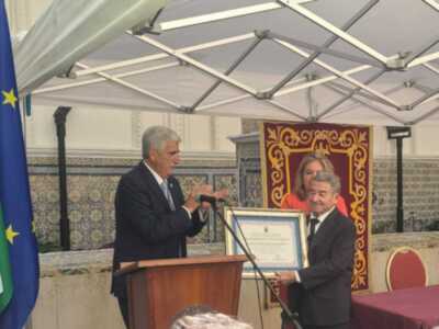 El Ayuntamiento reconoce como hijo predilecto a Amalio González y entrega la Medalla de Honor a Mercado Rivera en el 'Día de Chipiona'