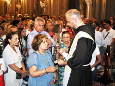 Largas colas en El Santuario de Regla de Chipiona, para besar y venerar la reliquia del joven beato italiano Carlo Acutis