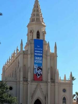 El Santuario de Regla de Chipiona vivió ayer una jornada especial con la acogida de la reliquia del joven beato Carlo Acutis  