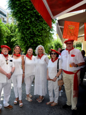 Navarros en Sevilla celebran el inicio de los Sanfermines desde el Kiosco de Doñana