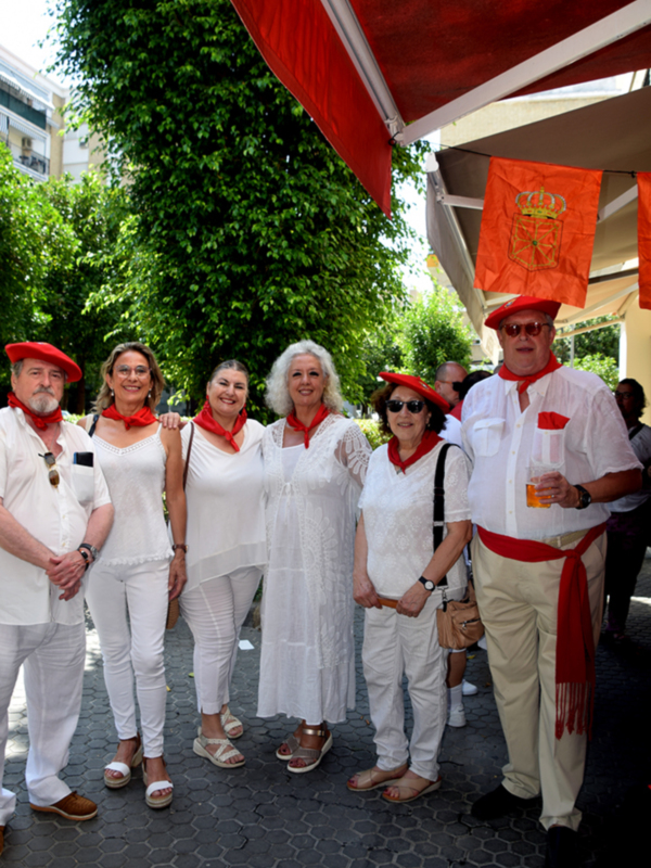 Navarros en Sevilla celebran el inicio de los Sanfermines desde el Kiosco de Doñana