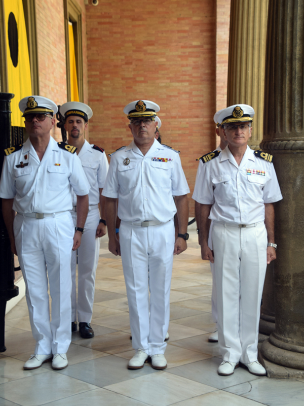 Un grupo de hombres uniformados con insignias de la marina de guerra, posando en un entorno de la marina de guerra.